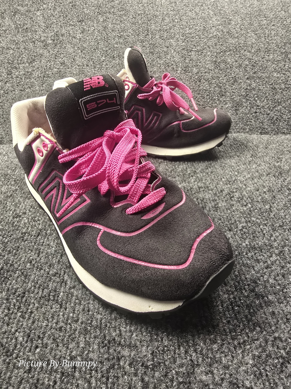 New Balance Women’s Size 7 Black and Pink Lifestyle Sneakers.